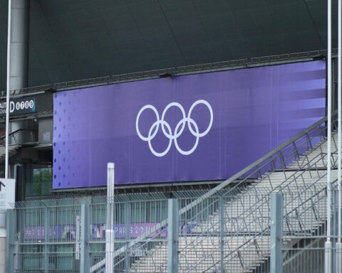 Olympische Ringe als Symbol für den Sport und die Kontroversen rund um Athletenrechte.