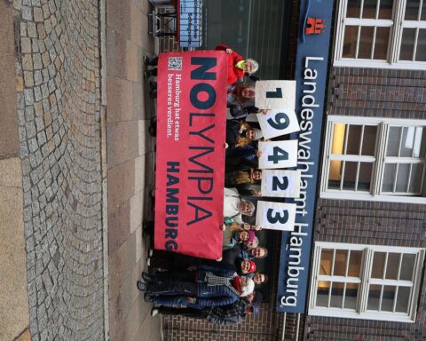 Unterschriftenaktion gegen Olympische Spiele in Hamburg, symbolisiert durch Aktivisten und Unterschriftenbögen.