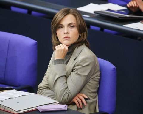 Elisabeth Kaiser diskutiert Erbschaftsungleichheit zwischen Ost- und Westdeutschland im Bild.