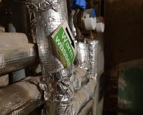 Heizungsrohre symbolisieren die Herausforderungen und Lösungen der kommunalen Wärmewende in Ostdeutschland.