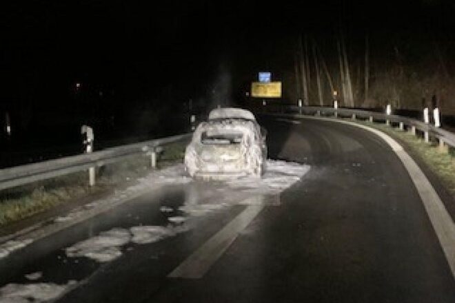 PKW-Brand an der Autobahnabfahrt in Gladbeck