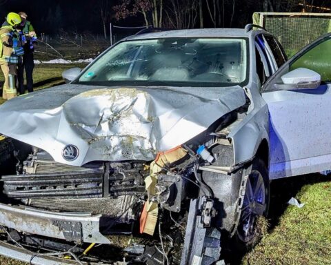 Auto kollidiert mit Baum, Baum stürzt, Feuerwehr im Einsatz, glücklicherweise keine Verletzten.