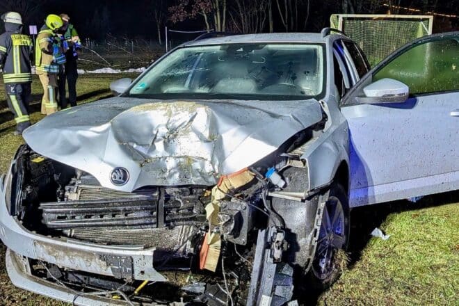 PKW kollidiert mit Baum in Großenkneten