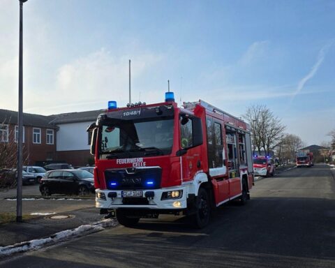 Papierkorbbrand in Schule, Feuerwehr im Einsatz, keine Verletzten, schnelle Kontrolle und Belüftung.