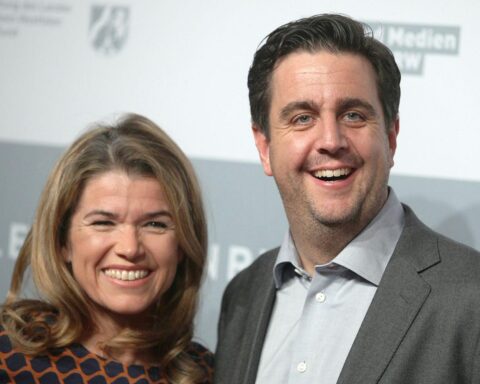 Bastian Pastewka spricht humorvoll über Phishing und seine Internet-Recherche-Erlebnisse.