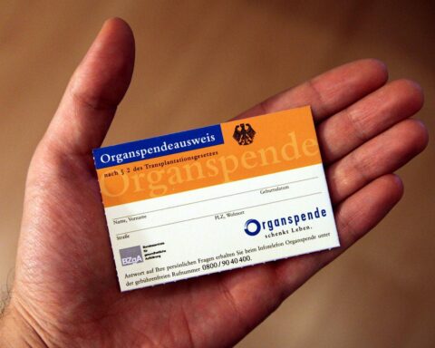 Organspendeausweis mit Symbolen für Organspende und Bürgerengagement, um Aufklärung zu fördern.