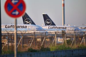 Lufthansa-Flugzeuge am Flughafen, Symbol für Streik und massive Flugausfälle.