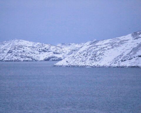 Kampfjets über arktischer Landschaft, symbolisieren NATO-Präsenz und Sicherheit in der Region.