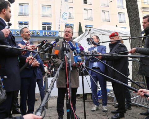 Boris Pistorius übergibt symbolisch erste Drohne an Wolodymyr Selenskyj vor Münchner Sicherheitskonferenz.