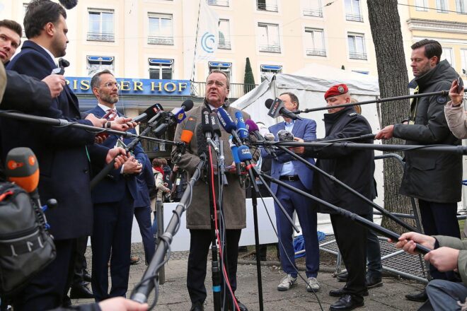 Pistorius übergibt ersten Drohne aus neuer Produktion an Selenskyj