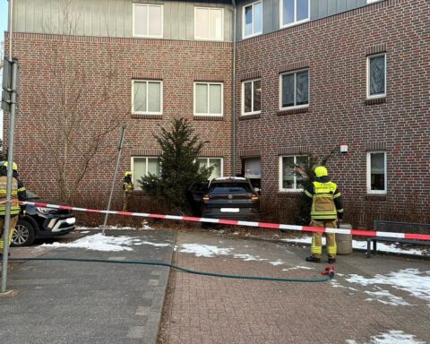 Pkw prallt gegen Arztpraxis, Feuerwehr sichert Gebäude, leichte Verletzungen bei Fahrer und Mitarbeiterin.