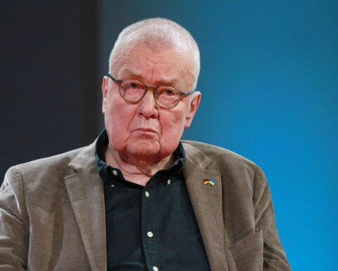 Friedrich Merz bei Wahlveranstaltung, mit betontem Fokus auf stabiler Regierungsführung in Deutschland.