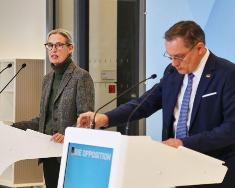 Alice Weidel und Tino Chrupalla, AfD-Politiker, im Kontext sinkender Wählergunst.