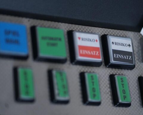 Zerstörte illegale Geldspielgeräte, Polizei Bremen, symbolisiert Kampf gegen unerlaubtes Glücksspiel.