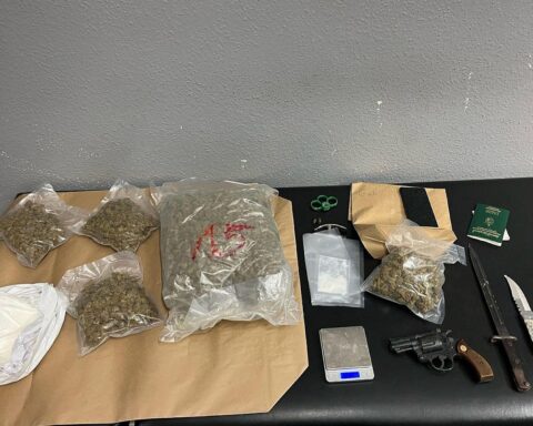 Polizei beschlagnahmt Drogen, Waffen und Beweismittel nach Festnahme von mutmaßlichen Drogenhändlern.