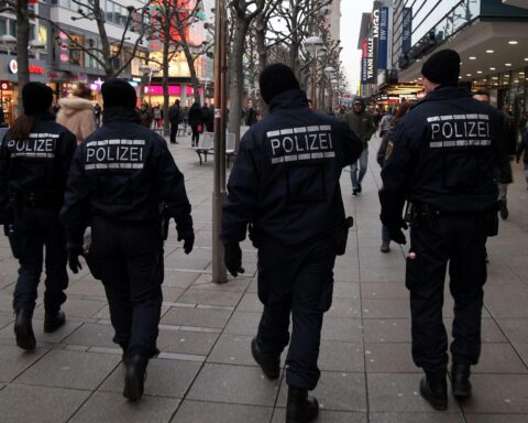 Polizei durchsucht mehrere Standorte gegen mutmaßliche Betrugsgruppe, festnimmt Verdächtige und Beweismaterial.