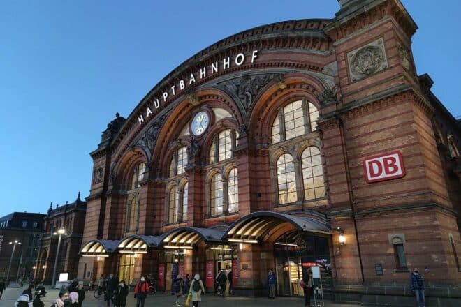 Polizei stellt Drogen und Waffen bei Kontrollen am Bremer Hauptbahnhof sicher