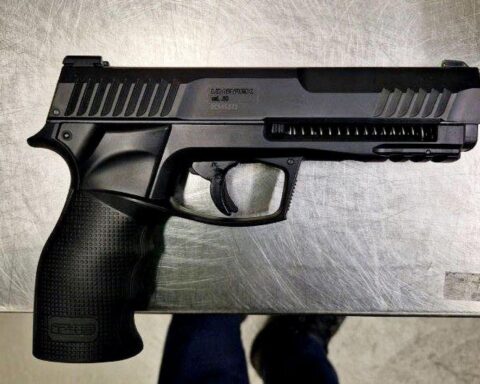 Schusswaffe und Einhandmesser im Reisekoffer, sichergestellt von der Bundespolizei am Flughafen.