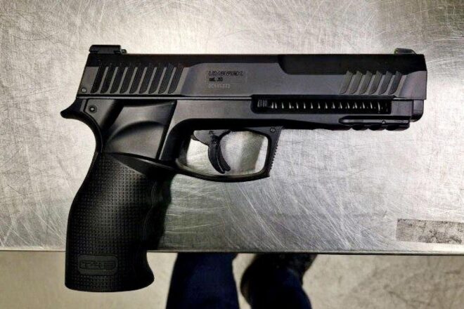 Polizei stellt Druckluftpistole und Messer am Flughafen sicher