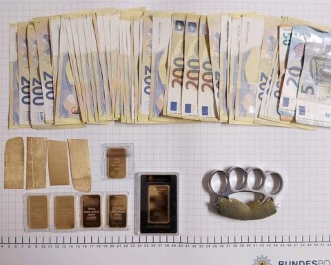 Bundespolizei sichert Goldbarren, Bargeld und Schlagring bei Kontrolle in Aachen.