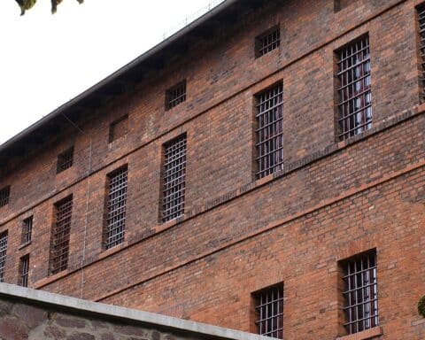 Ein Gefängnis, symbolisierend die Festnahme und Drogenkriminalität am Bahnhof Bayerisch Gmain.