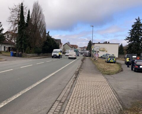 Polizei kontrolliert Fahrzeugführer auf Drogen und Alkohol in Bad Wildungen, Sicherheitsmaßnahme sichtbar.