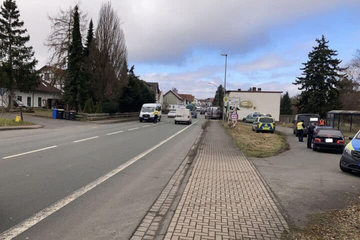 Polizei kontrolliert Fahrzeugführer auf Drogen und Alkohol in Bad Wildungen, Sicherheitsmaßnahme sichtbar.