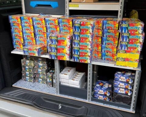 Gewerbekontrolle in Duisburg: illegale Pyrotechnik entdeckt, zwei Verdächtige festgenommen, Geschäft versiegelt.