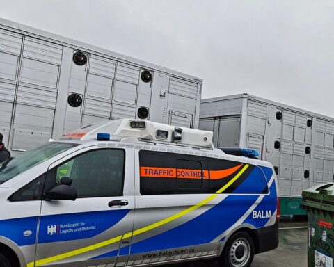 Polizei überprüft Tiertransporter auf Autobahn, Fokus auf Tierschutz und Verkehrssicherheit.