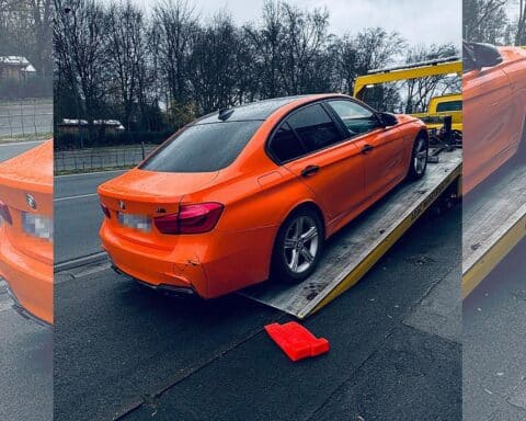 Ein orangefarbener BMW mit technisch unzulässigen Änderungen, sichergestellt von der Polizei Gelsenkirchen.