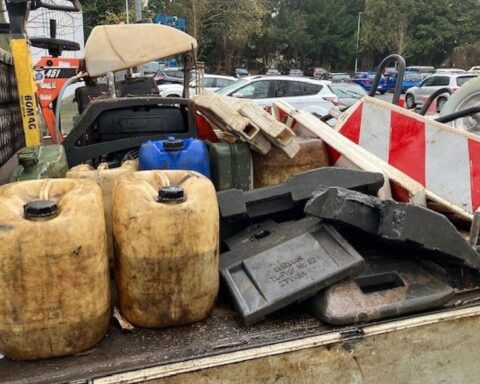 Polizei kontrolliert Gefahrguttransport: unsichere Propangasflaschen und Dieselkanister auf Parkplatz gefunden.