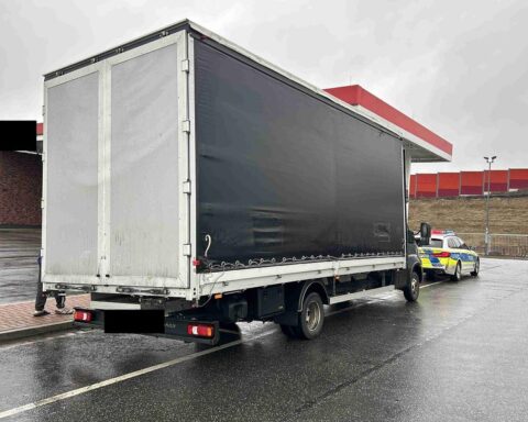 Polizei kontrolliert überladenen Klein-Lkw, deutlich über Gewicht, unsichere Ladung, Fahrer ohne Nachweise.