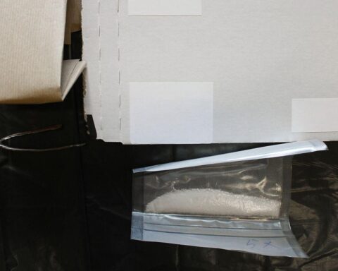 Kriminalpolizei durchsucht Wohnung, beschlagnahmt Drogen, Bargeld und Beweismaterial gegen Drogenhändler.