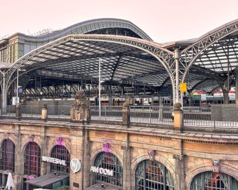 Aggressiver Mann im Kölner Hauptbahnhof, eskalierender Einsatz der Bundespolizei, dramatische Szene.