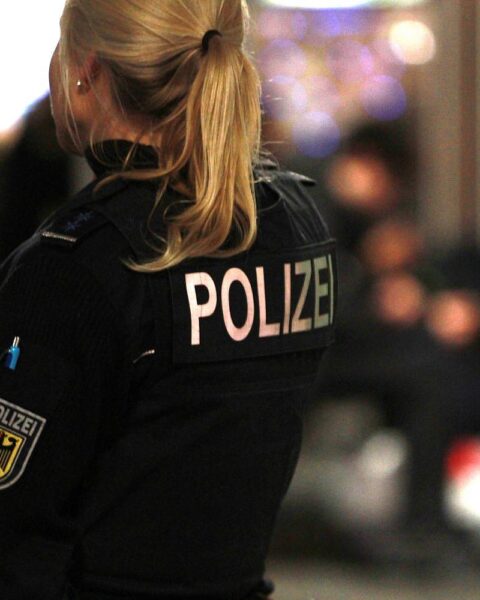 Radfahrerin stürzt nach Ausweichmanöver, Rettungskräfte bringen sie in die Klinik.