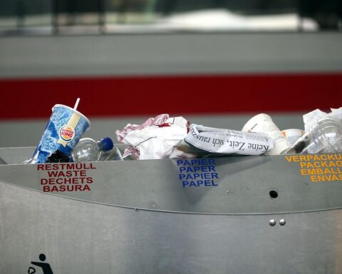 Müllberge aus Einwegverpackungen zur Veranschaulichung der geplanten Verpackungssteuer in Potsdam.