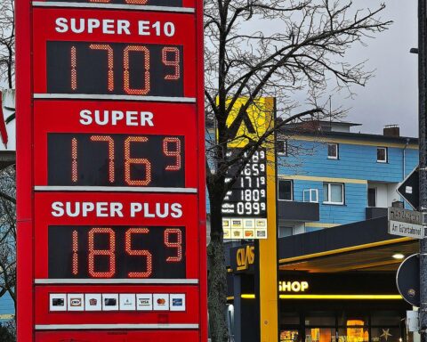Tankstellen mit Preisanzeigen für Benzin und Diesel, symbolisieren steigende Kraftstoffpreise in Deutschland.