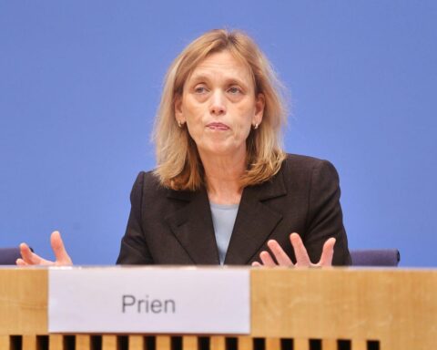 Karin Prien, CDU-Politikerin, hält sich bedeckt über mögliche Präsidentschaftskandidatur in Berlin.