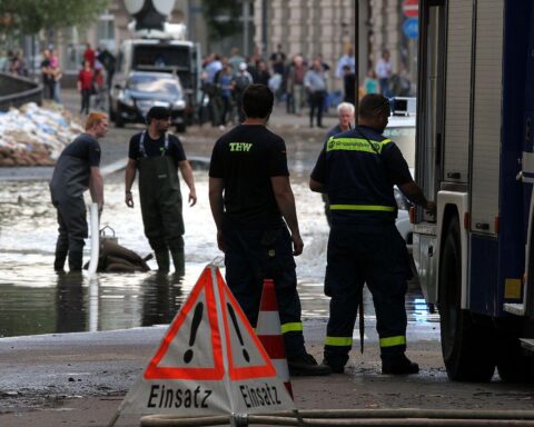 Karin Prien diskutiert Freiwilligendienste und Gesellschaftsengagement in Deutschland, unterstützt durch THW-Einsatzkräfte.