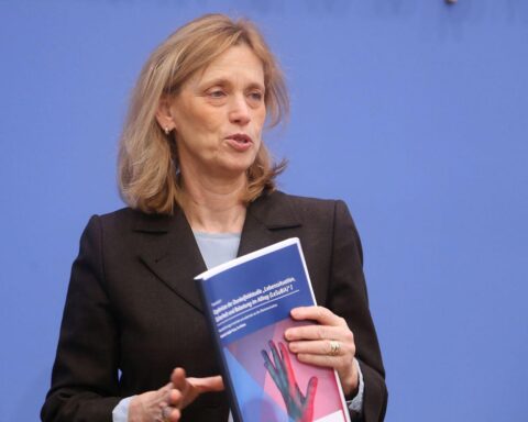 Karin Prien spricht über Gewaltprävention, gesellschaftliche Verantwortung und Unterstützung für Betroffene.