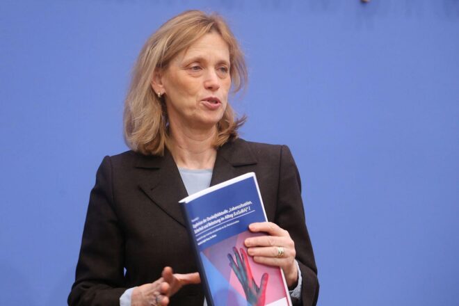 Prien sieht Gewalt als gesamtgesellschaftliches Phänomen