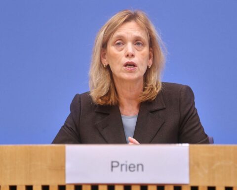 Karin Prien diskutiert Wahlrechtsreform, betont Bedeutung der Frauenrepräsentation im Bundestag.