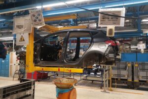 Das Bild sollte eine verlassene Auto-Fabrik oder Produktionslinie zeigen, um den Produktionsrückgang zu symbolisieren.