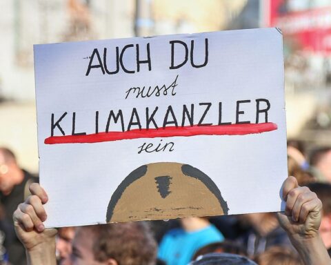 Demonstration für Klimaschutz mit Menschen, Schildern und symbolischen Aktionen in Berlin.
