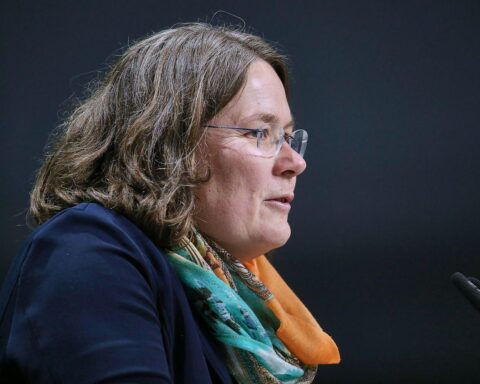 Friedlicher Protest gegen AfD-Jugendorganisation in Königs Wusterhausen mit Teilnehmern und Rednern.