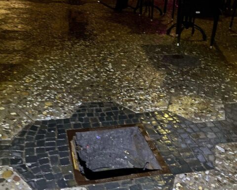 Offener Gullideckel in der Innenstadt, Unfallstelle für Radfahrer, Polizei ermittelt.