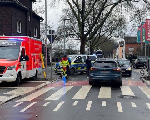Radfahrerin verletzt nach Kollision mit Auto an markierter Überfahrt in Oberhausen.