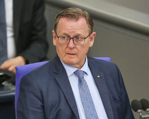 Bodo Ramelow verteidigt Linke-Abstimmung mit AfD im Thüringer Landtag, thematisiert parlamentarische Verantwortung.