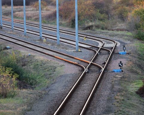 ABbildung von Schienen, symbolisiert den Zustand und die Herausforderungen des Bahnknotens Hanau.