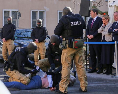 Bundesminister bei Zoll-Einsatzvorführung, Fokus auf Bekämpfung organisierter Kriminalität und Geldwäsche.